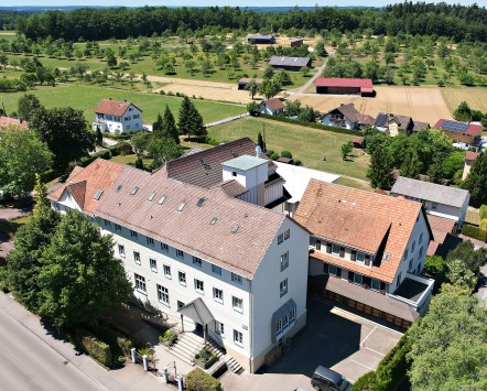 Luftbild mit Blick auf das Haupthaus der Rettungsarche