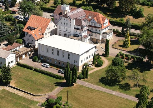 Luftbild der Gebäude der Rettungsarche mit Blick auf den großen Versammlungssaal