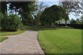 Fußweg im Garten der Rettungsarche