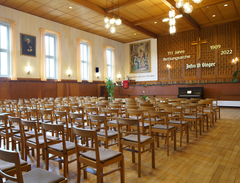 Großer Versammlungssaal mit Blick auf Sprecherpult, Gemälde und Orgel